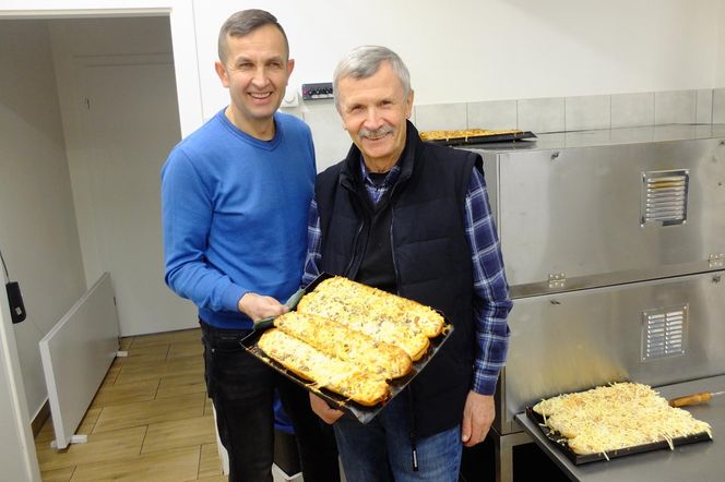 Kultowe zapiekanki z Biłgoraja. Przez 30 lat nic się nie zmieniło w recepturze. "Pachną i smakują tak jak wtedy"