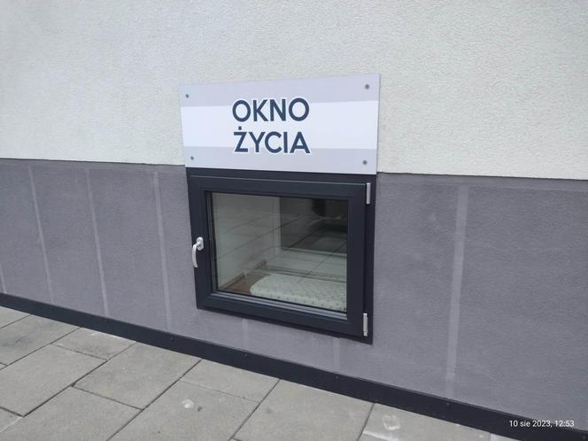 Kraków. Pudło z nietypową zawartością podrzucone do okna życia. "Tego jeszcze nie było"