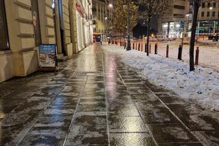 Gołoledź w Warszawie. Chodniki pokryły się lodem