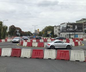 Tak się teraz jeździ na osiedlu Leśnym. Utrudnienia dla kierowców i pasażerów!