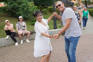 Zabawa taneczna w parku - zobacz, jak bawili się mieszkańcy i turyści
