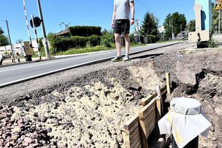 Tomasz Hejna na Przejeździe kolejowy łączącym Morasko z Piątkowem 