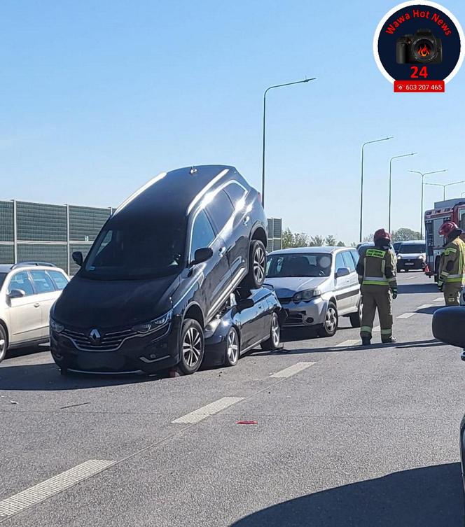  Gigantyczna kraksa pięciu samochodów na moście Południowym. Auto wjechało na dach drugiego!