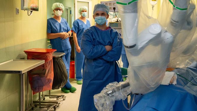 Sztuczna inteligencja przeprowadza operacje.