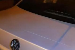 Seniorka niszczy karoserię samochodów we Wrocławiu. Nie mogą jej zidentyfikować