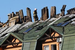  Zniszczenia bloku mieszkalnego po pożarze w Ząbkach
