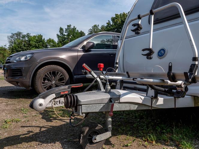 Urząd skarbowy wystawił na licytację auto z przyczepą kempingową