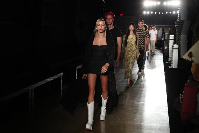 Hailey Baldwin na wybiegu - pokaz Moschino