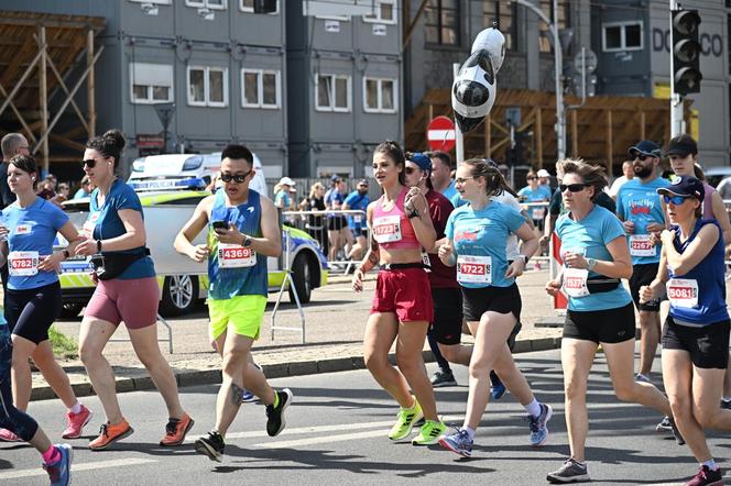 5 tysięcy zawodników wzięło udział w Biegu Konsytucji 3 Maja. Mamy zdjęcia z trasy! [GALERIA]