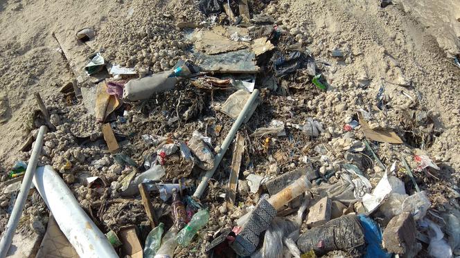 śmieci na terenie wyrobiska w Olszewicach