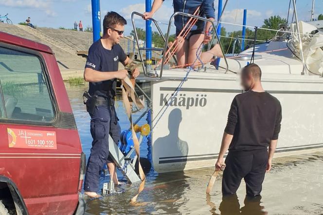 Akcja ratunkowa na Wiśle w Toruniu. Wodniacy ocalili załogę jachtu!