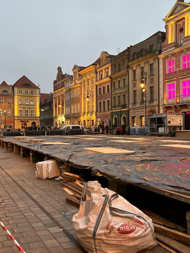 Przygotowania do Jarmarku Świątecznego na Starym Rynku w Poznaniu