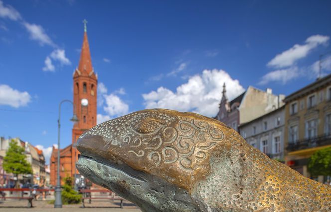 To miasteczko w województwie kujawsko-pomorskim leży na brzegu dwóch jezior. Przez wieki nękały je pożary