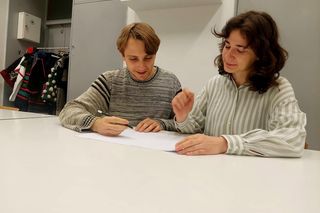 Bydgoscy studenci zaprojektowali uniformy dla obsługi pociągów. Tak się będą nosić pracownicy WARS-u