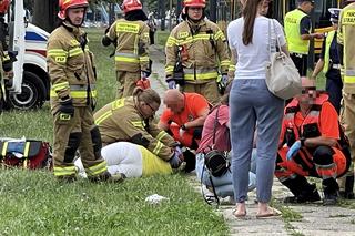 Czterolatek zginął ciągnięty przez tramwaj po torowisku. W miejscu tragedii wciąż płoną znicze 