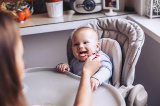 Nie sadzaj niemowlęcia zbyt wcześnie i nie używaj za wcześnie krzesełka do karmienia 