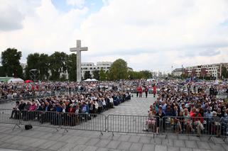 Tłum pielgrzymów w Warszawie. Wierni przybyli na beatyfikację kard. Stefana Wyszyńskiego