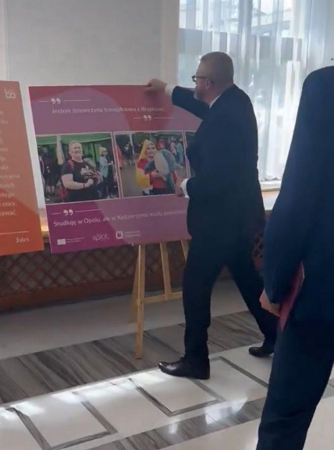 Grzegorz Braun pojawił się w Sejmie. Wpadł w furię i zdemolował wystawę!