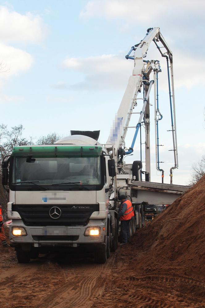 Leją beton na Marywilskiej. Remont walącego się wiaduktu wszedł w kluczowy etap