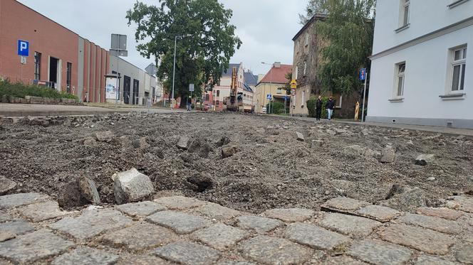 Zrywają kostkę na ulicy Dąbrowskiego w Lesznie. Wyleją tam asfalt.