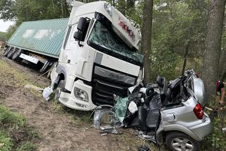 Dramat na dk 62 pod Wyszkowem. Trzy osoby zakleszczone w aucie, wśród rannych 14-latka