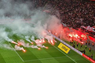 Skandal na meczu Polska - Holandia. Race poleciały na murawę, sędzia musiał przerwać grę [WIDEO]