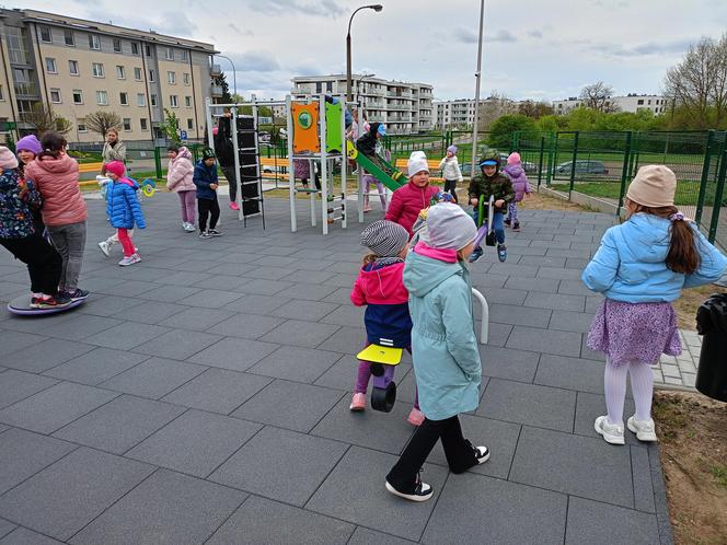 Nowy plac zabaw przy SP nr 8 w Siedlcach jest ogólnodostępny dla wszystkich mieszkańców miasta i dostosowany do potrzeb osób z niepełnosprawnością ruchową