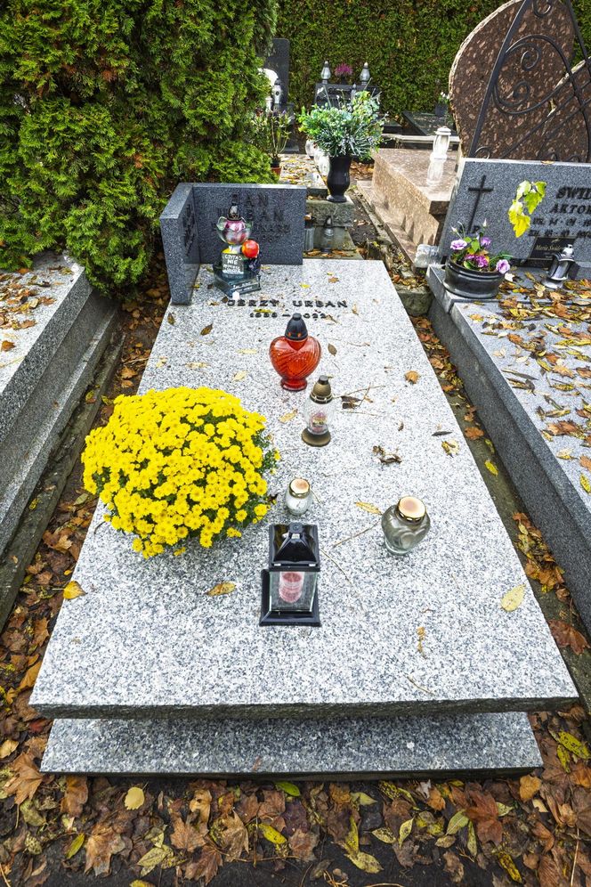 Grób Jerzego Urbana w Zaduszki. Niewiarygodne, co mu położyli na płycie!