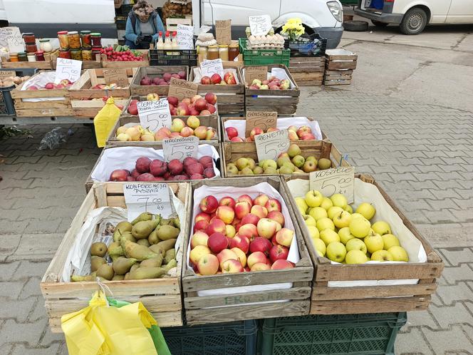 Ceny w markecie a na rynku. Czy jest różnica? Gdzie taniej kupisz warzywa i owoce