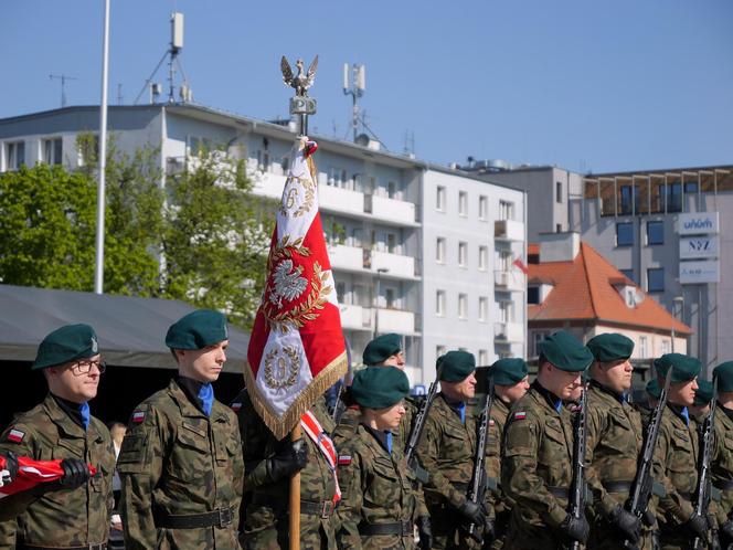 Ponad stu żołnierzy na Placu Solidarności w Olsztynie. Złożyli uroczystą przysięgę [ZDJĘCIA]