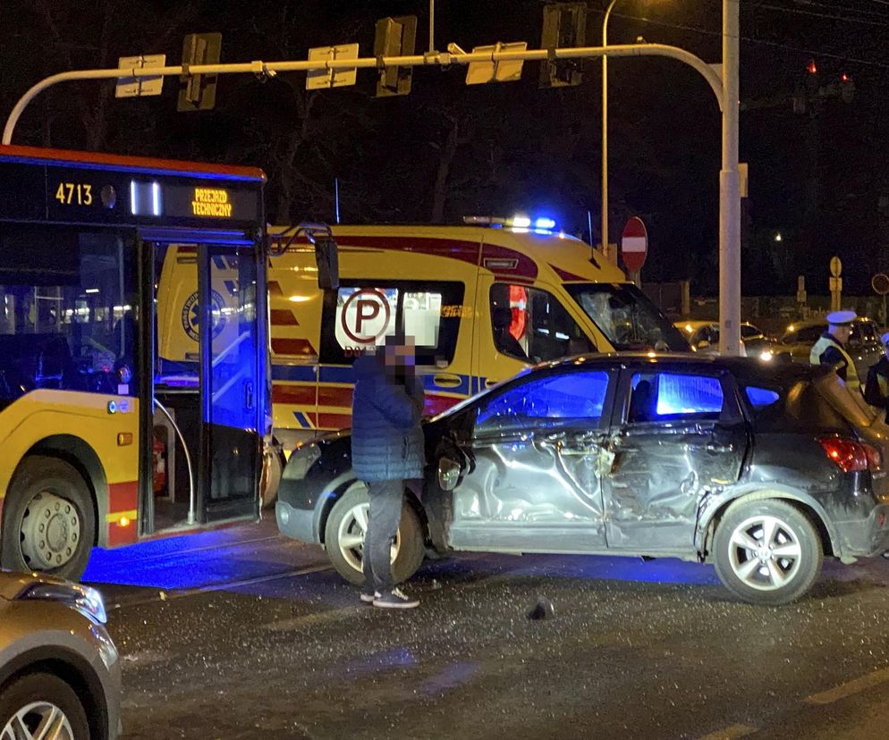 -Autobus MPK zderzył się z osobówką. Paraliż na południowym-wschodzie Wrocławia