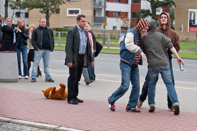 Na Wspólnej: Sławek zostaje dźgnięty nożem i walczy o życie!