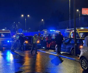 Karambol w Warszawie. 12 samochodów rozbitych, są ranni