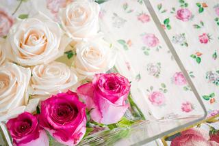 Róże: mieszkaj romantycznie. Motywy kwiatowe we wnętrzu