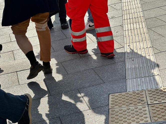 Metalowa belka przebiła tramwaj i nogę pasażera. Poszkodowany trafił do szpitala