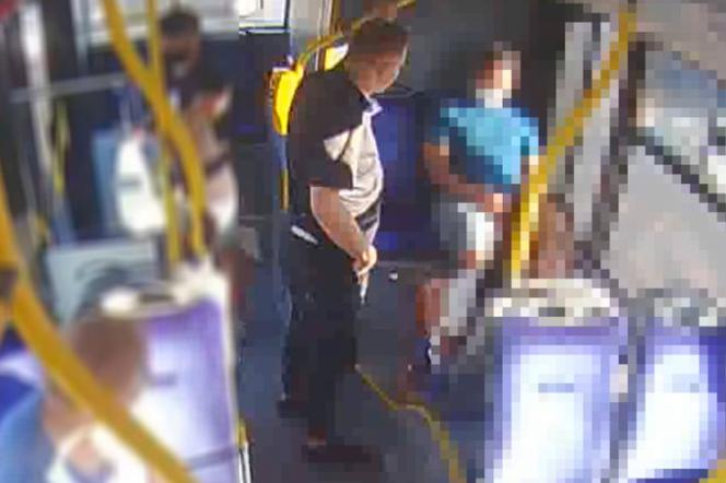 Brutalny atak z miejskim autobusie! Policja z Bydgoszczy szuka agresora