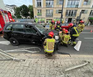 Pijany staranował barierki przy przystanku tramwajowym. O krok od tragedii w Warszawie