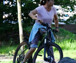 Ewa Drzyzga z mężem na rowerach. Operacje plastyczne nie są dla mnie!