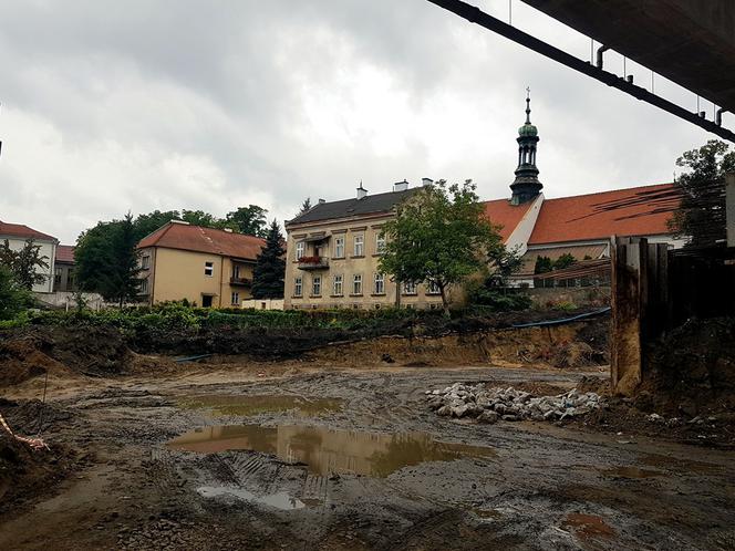 Koniec kolejowego nasypu w centrum Krakowa
