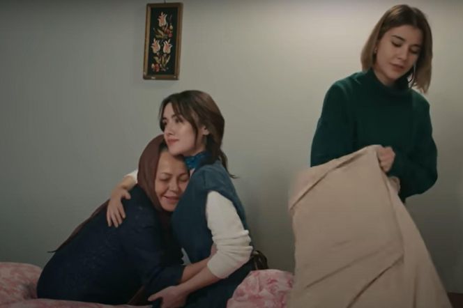 Zeynep i Selma sprzątają oficynę, w której zamieszkała ich rodzina