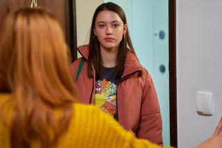 Na Wspólnej odc. 3551: Anna Kolenda (Katarzyna Wajda), Ula (Julia Jurek)