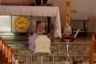 Rodzina i znajomi pożegnali Babcię i wnuczkę podczas skromnej ceremonii