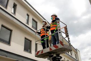 Odwiedziny z podnośnika w domu opieki