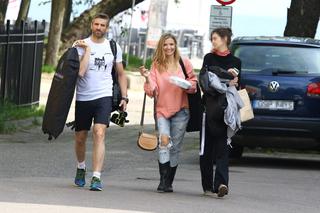 Joanna Koroniewska i Maciej Dowbor z dziećmi na plaży 