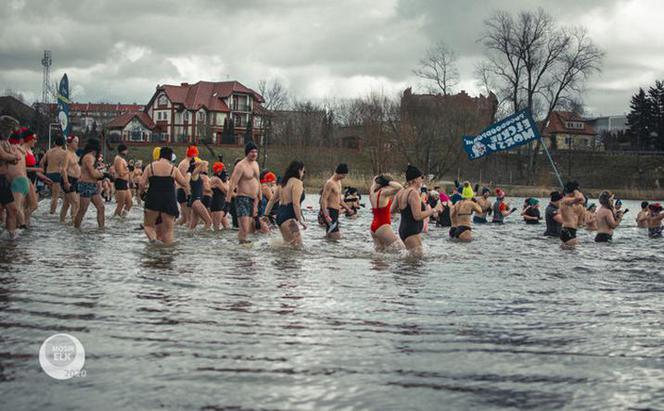 XIV Kąpiel dla odważnych. Morsy wykąpały się na Plaży Miejskiej w Ełku