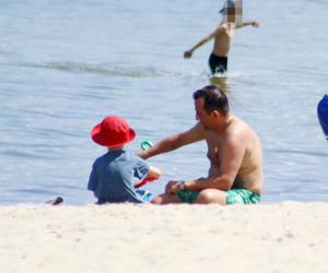 Michał Koterski na plaży z rodziną