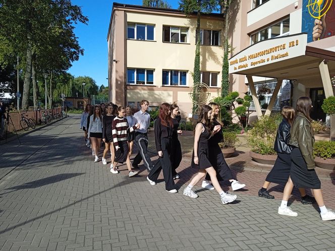 100 par zatańczyło poloneza na 100-lecie siedleckiego Ekonomika