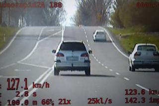 127 km/h w terenie zabudowanym. Kierowca był pijany