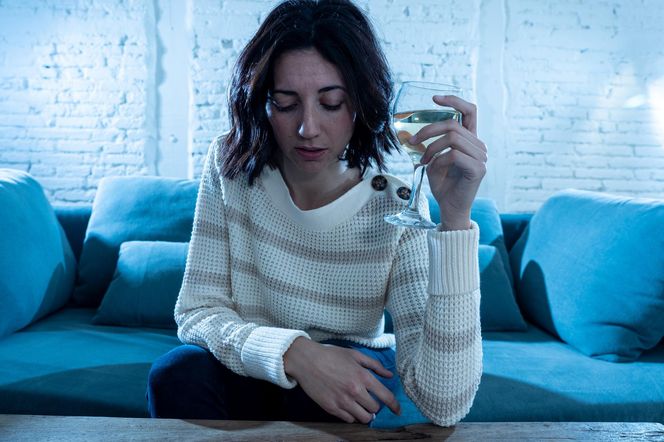 Tak alkohol wpływa na mózg. Psychiatra: Żyje niemal wzorowo, a jednak codziennie otwiera butelkę