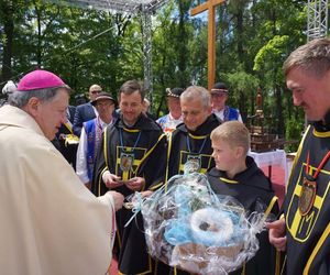 Pielgrzymka mężczyzn do Piekar Śląskich 2025. Tysiące wiernych na Kalwaryjskim Wzgórzu